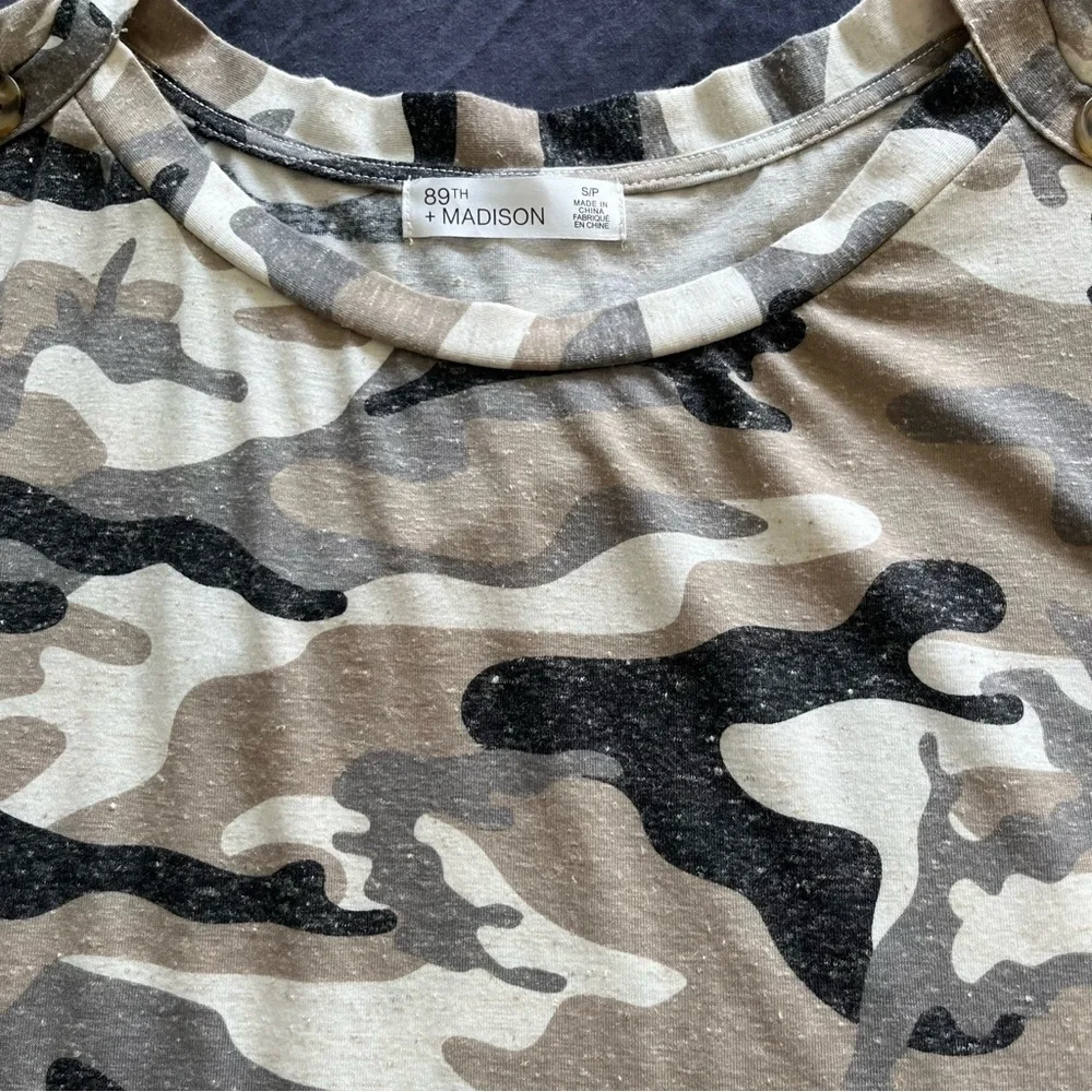 89th & Madison Camo Buttoned Short Sleeve Top Women’s Size SP